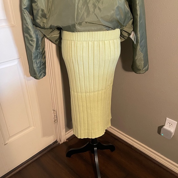 Soft lime sweater knee length skirt - Picture 2 of 8